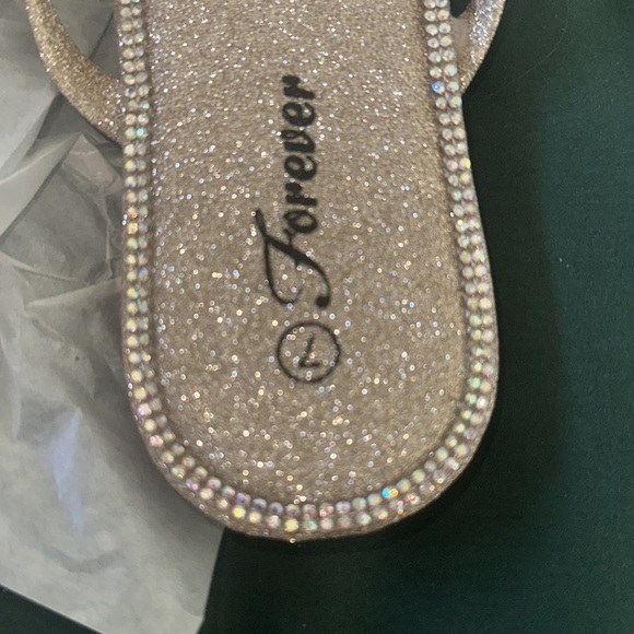 Size 7 glitter/crystal champagne color sandals - Picture 2 of 4